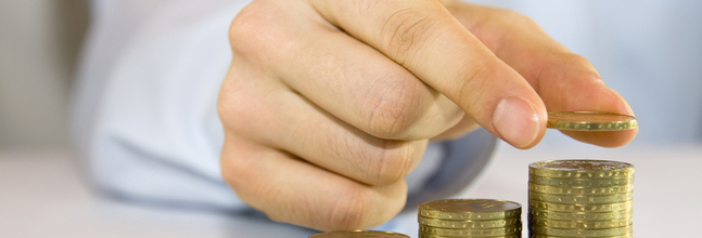 montañas de dinero y mano de hombre