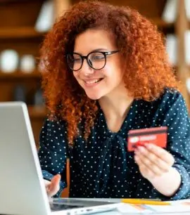 Mujer realizando una compra online con tarjeta