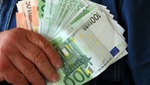 Consumidor Con Billetes En La Mano
