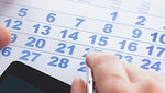 Un Consumidor Hace Cuentas Sobre Un Calendario