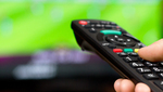 Un Consumidor Manejando Un Mando De Televisión