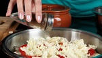 Una Mujer Cocinando Con Una Sartén