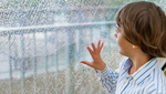 Niño En Casa En Dia De Lluvia