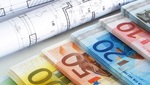 Dinero Y Planos De Una Vivienda