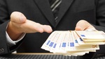 Banquero Presta Dinero A Cliente
