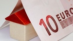 Casa y billete de diez euros