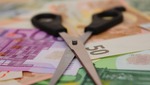 tijeras y billetes