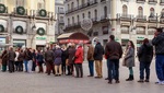 Gente comprando loteria de Navidad