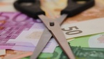 billetes y tijeras