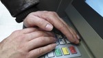 Hombre sacando dinero en un cajero sin comisión
