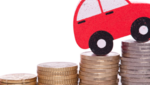 Un coche sobre monedas que representa el ahorro en seguros de vehículos