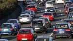 Muchos coches están parados en un atasco de tráfico