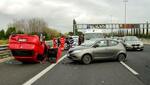 Un accidente en la autopista donde un coche ha volcado