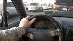 Un hombre sujeta un volante de un coche