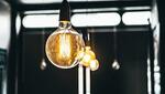 Una bombilla led ilumina junta a otras una sala