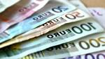 Varios billetes se abren en forma de abanico