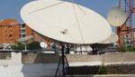 Una antena parabólica sobre un tejado