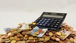 Una calculadora aparece sobre dinero en efectivo