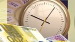 Un reloj marca la hora junto a varios billetes