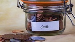 Un bote en el que pone "crédito" está lleno de monedas