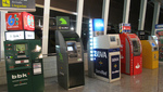 Varios cajeros automáticos, entre los que se encuentra uno de EURO 6000, están en fila