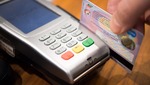 Una tarjeta de crédito está pasando por un datáfono