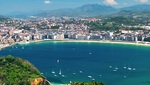 La playa de la concha de San Sebastián, con varios barcos en el mar
