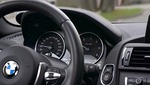Un volante de un coche BMW