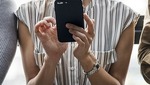 Una chica con su teléfono móvil