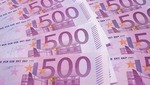 Varios billetes de 500 euros se encuentran esparcidos.
