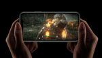 Una persona sujeta con las dos manos un iPhone 11 en horizontal, mientras juega a un videojuego
